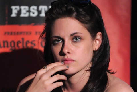 kristen stewart zamyslena, ruka na brade