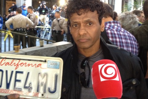 Pred súdom s Jacksonovým lekárom Conradom Murrayom, fanúšikovia