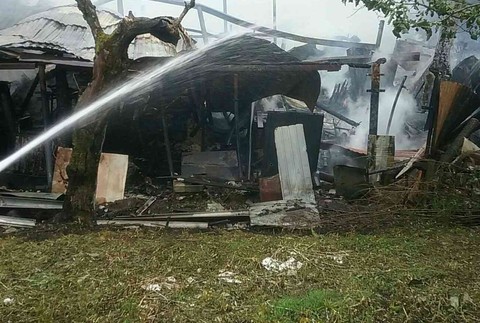 Požiar zachvátil časť rodinného domu. Na mieste zasahuje takmer 20 hasičov