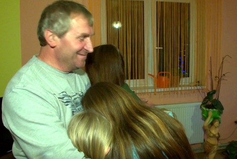 Otec zachránil svojim gestom nevlastné dcéry. Úsmevy na tvári mali aj vďaka Darovaným Vianociam