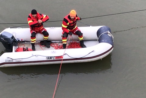 Potápači prehľadávali oblasť pri rieke v Kolárove