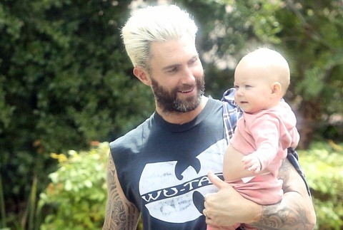 Spevák Adam Levine s rodinou
