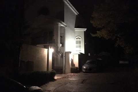 Policajné auto pred domom Jirka Malchárka