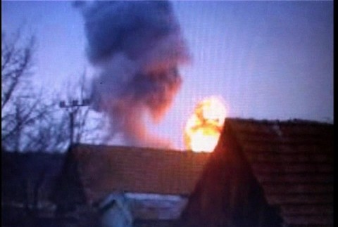 Amatérky záber na výbuch vo Vojenskom opravárenskom podniku v Novákoch.