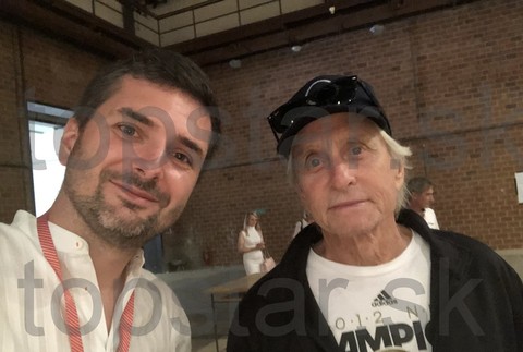 Michael Douglas a moderátor Adam Zavřel