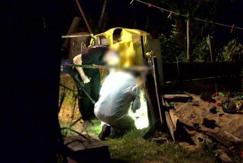 Kukláči a vrtuľník pátrajú po mužovi, ktorý mal strieľať v dome bývalej priateľky