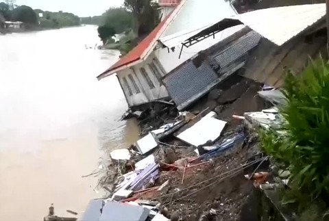Záplavy a následné zosuvy pôdy si vyžiadali 22 životov