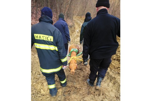 Viac ako 100 osôb museli evakuovať. Pri výkopových prácach odkryli nevybuchnutú raketu