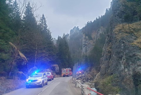 Cestu zaterasil obrovský balvan