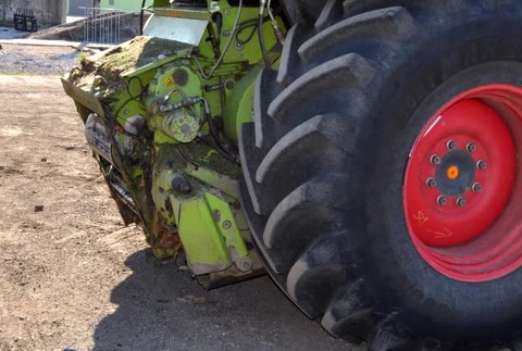 Inšpektorát práce preveroval úmrtie muža, ktorého pritlačil kombajn6