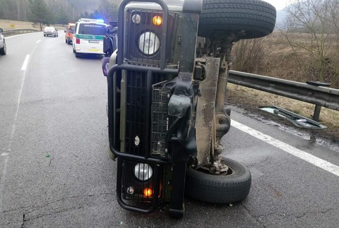 Havária vojenského terénneho auta si vyžiadala dvoch zranených vojakov
