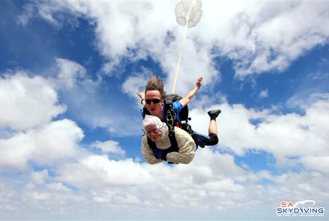 [multi] Najstaršia parašutistka sveta. Z lietadla vyskočila v 102 rokoch 381