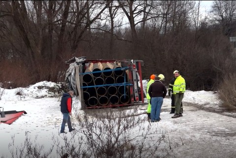 Kamionistovi vbehla dodávka rovno pod kolesá. Z kabíny sa nevedel dostať