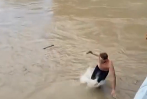 Surfer alebo skokan: Ľudia počas záplavy hazardujú so svojim životom 