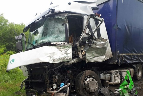 Vážna nehoda dvoch kamiónov. Cestu v oboch smeroch uzavreli