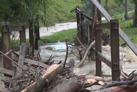 Voda odrezala od sveta desiatky domov.