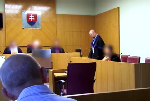 Pod hrozbou bitky brával spolužiakovi desiatu. Chlapec sa dostal až pred sudcu