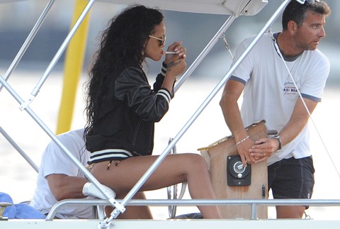 Rihanna jachta fajčí