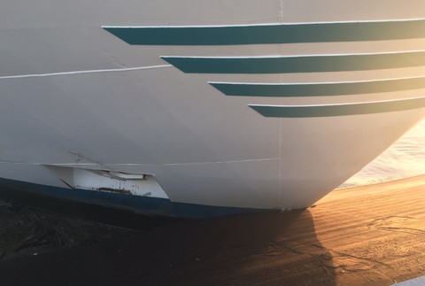 Náraz výletnej lode do brehu Dunaja