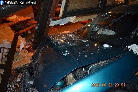 Vodič narazil do baru