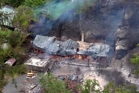 V českom národom parku vypukol rozsiahly požiar, zhoreli historické chaty 