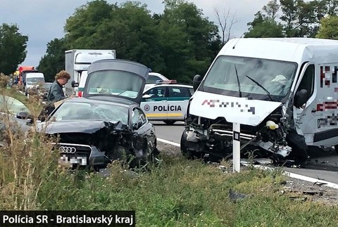 Zrážka áut si vyžiadala vážne zranených. Premávka pri Senci zostala ochromená