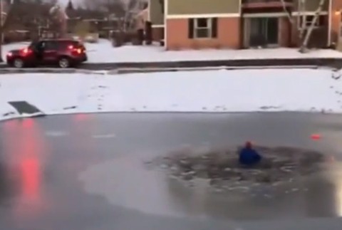 VIDEO: Dramatická záchrana chlapca. Prepadol sa do rybníka 