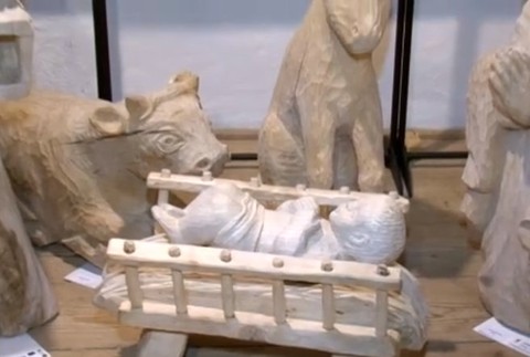 Betlehem na Orave je tradíciou. Na výrobe sa podieľala aj ľudová rezbárka 