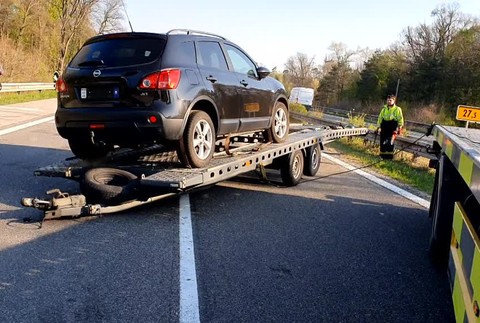 [multi] Diaľnicu D2 museli uzavrieť. Lietali tam autá 1263