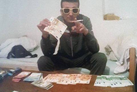 FOTO: Prepadli poštu a s peniazmi sa odfotili. Polícia po dvoch mužoch stále pátra