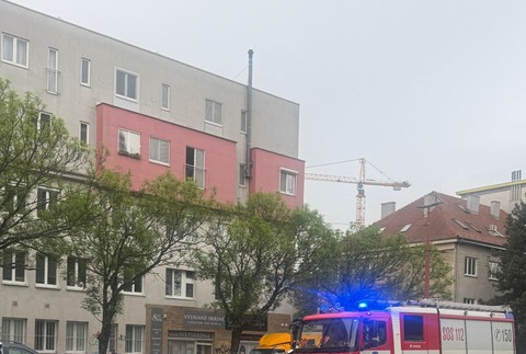 Vodiči sa zdržia: Trnavskú cestu zablokovalo prevrátené auto