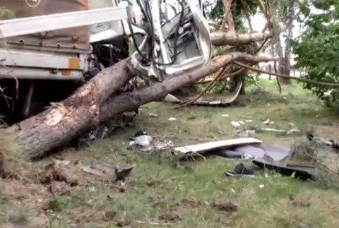 Kamión narazil do stromu