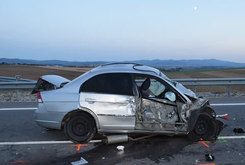 Zrážka osobného auta s dvoma kamiónmi 