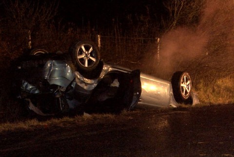 Zo svahu ho odhodilo späť na cestu. Vodič zostal v horiacom aute