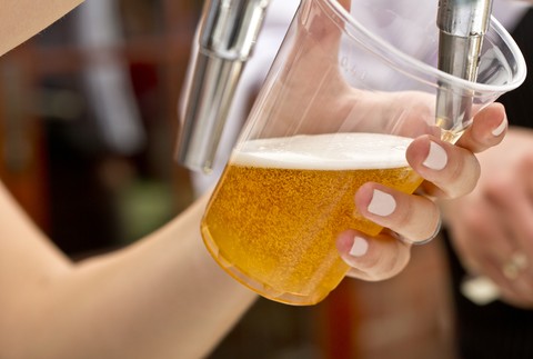 Znechutene si vystojíte dlhokánsky rad na pivo a zoberiete si so sebou pre istotu hneď niekoľko fliaš toho najkvalitnejšieho alkoholu, ktorý je v stánku k dispozícii. Zaprisahávate sa, že budúci rok si so sebou prinesiete alkohol vlastný. Tento predbežne 