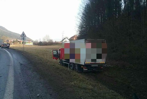 Čelná zrážka auta s kamiónom si vyžiadala jednu obeť.