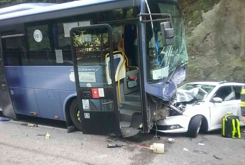 Nehoda autobusu s autami pod Strečnom