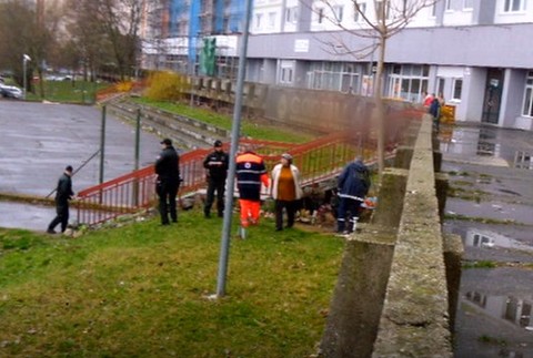 V decembri 2017 našli na sídlisku mŕtvu jeho manželku. Teraz na rovnakej ulici zomrel on