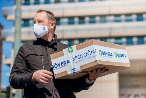 Dôvera vybavila ochrannými pomôckami ďalších zdravotníkov