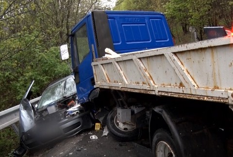 Hromadná nehoda na frekventovanom ťahu. Vodičovi sa stalo osudné predbiehanie