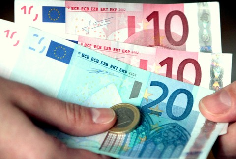 euro bankovky ruky