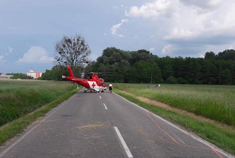 Vrtuľník zasahoval pri vážnej nehode. Matka s dvoma deťmi v aute dostala šmyk pri predbiehaní