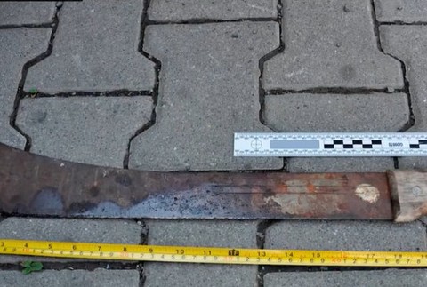 Muž vrazil susedovi mačetu do chrbta. 