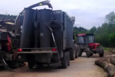 Pre kolíziu dvoch traktorov skončil mladý muž v nemocnici. Dobiť ho mal druhý šofér