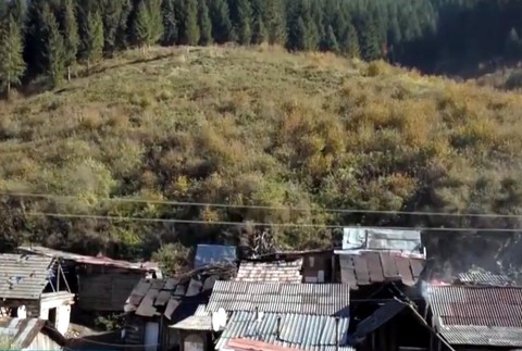 Chránený bobor a nechránená osada. Obyvateľom sa kopec zosúva na obydlia