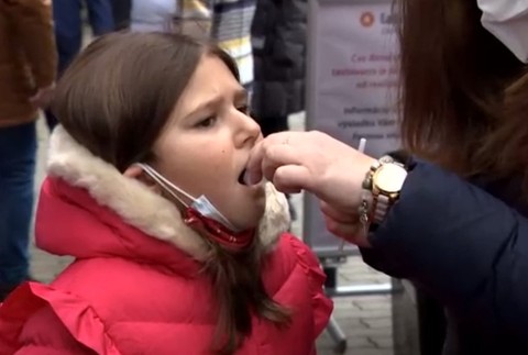 Spúšťa sa PCR testovanie kloktaním. 