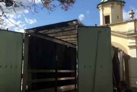 Kamión sa zasekol v bráne do hradného areálu