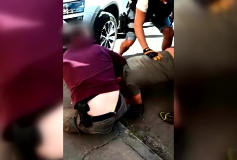 [multi] U policajta nasli drogy. 2431