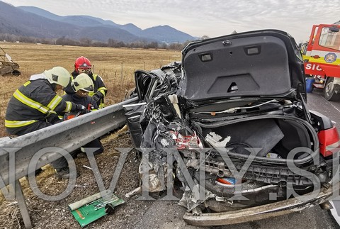 Kamionista vletel do odstaveného auta. Doprava na R1 pri Žarnovici zostala ochromená