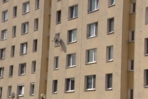 Policajná razia sa nevydarila. Kukláči vtrhli do bytu, našli tam však len vystrašenú rodinu